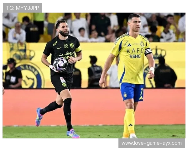 本泽马加盟利雅得新月官宣，双方签署18个月长约